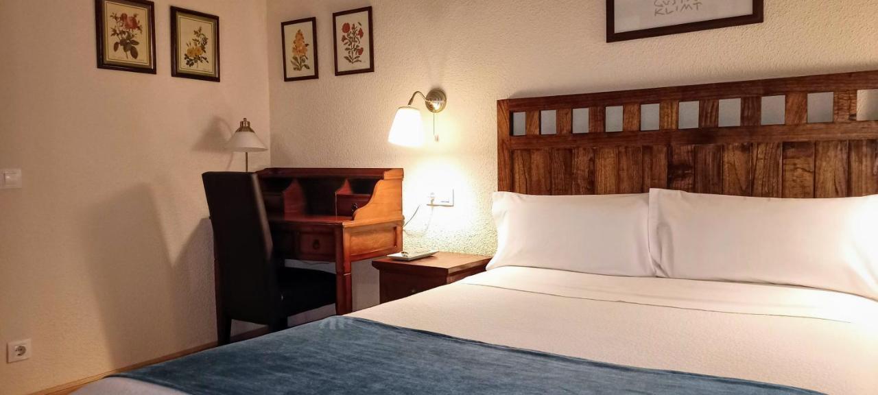 Hostal Rural Moratin Pastrana Bagian luar foto