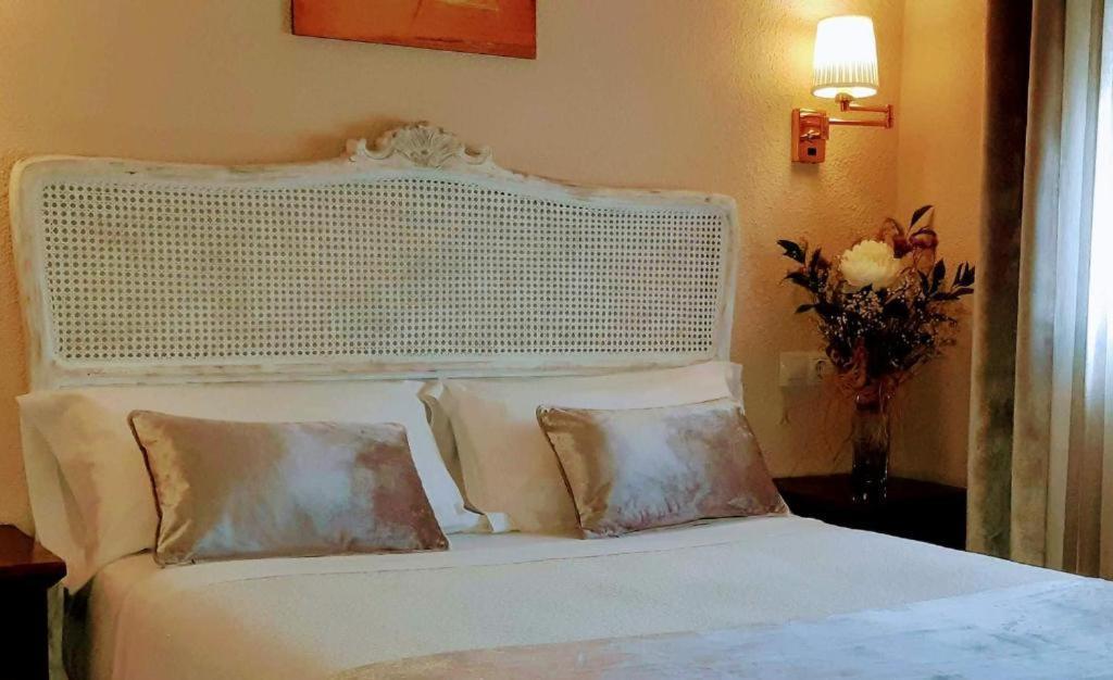 Hostal Rural Moratin Pastrana Bagian luar foto