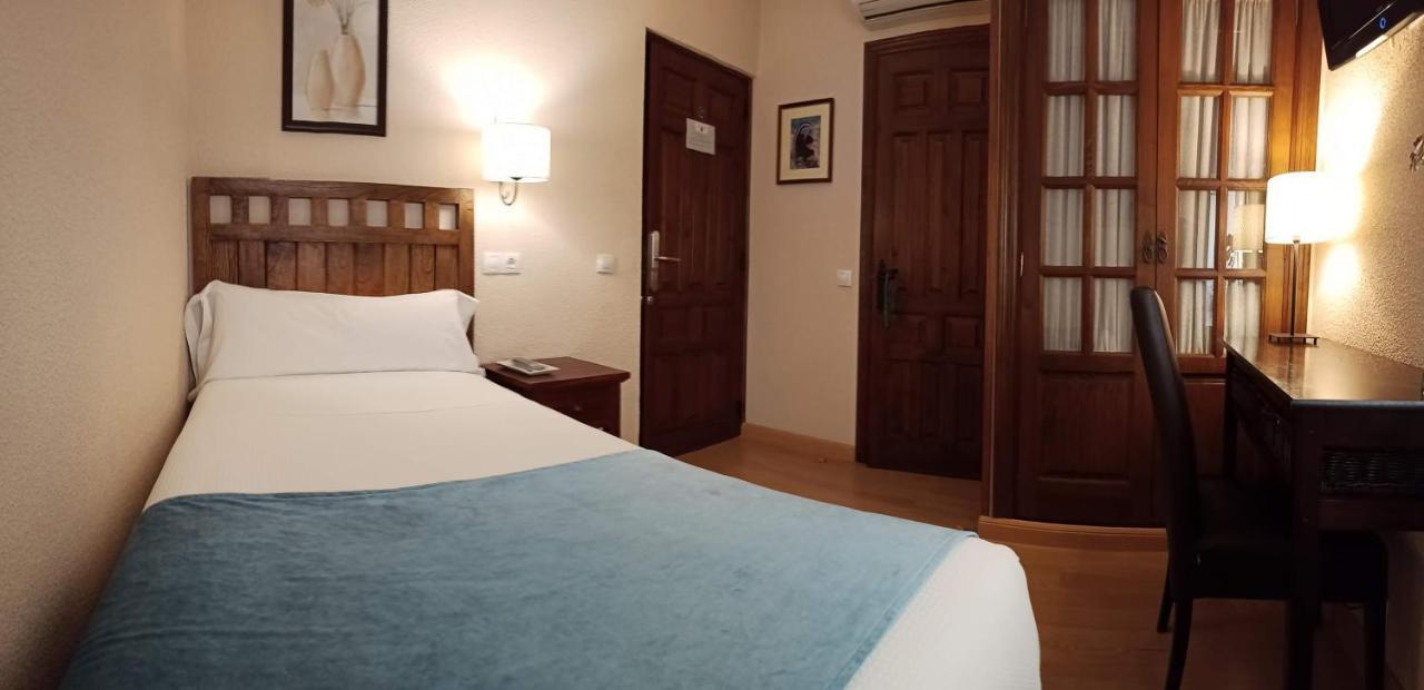 Hostal Rural Moratin Pastrana Bagian luar foto